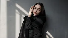 Co to znamená, když člověk preferuje nosit pouze černou barvu: psychologické rysy charakteru