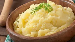 Vejce, mléko a máslo nejsou potřeba: Co přidat do bramborové kaše, aby byla chutná?