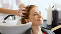 Je lepší si barvit vlasy na čistou, nebo na špinavou hlavu? Co říká odborník