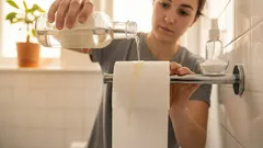 Naliju ocet na roli toaletního papíru a postavím ji do rohu: Mnozí nechápou proč, ale pak to sami zopakují