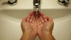 Proč byste si neměli mýt ruce na toaletě v letadle?