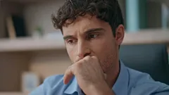 Proč váš mozek tak „miluje“ negativní myšlenky: Psycholog odhalil 3 důvody