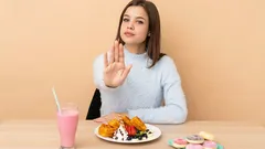 Neustálý pocit hladu i po jídle: Jak zjistit příčiny a přestat mlsat